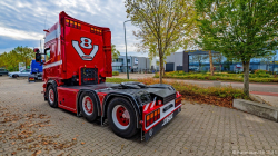 20251019-Tom-Holding-00400